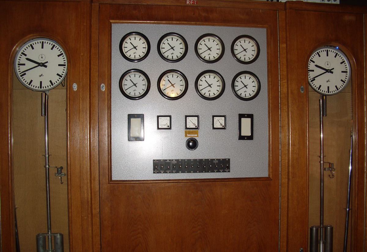 Uhrenanlage mit 8 NU Linien Uhrenanlage mit 8 NU Linien